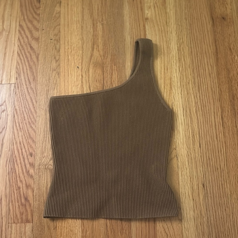 Super flattering Aritzia top